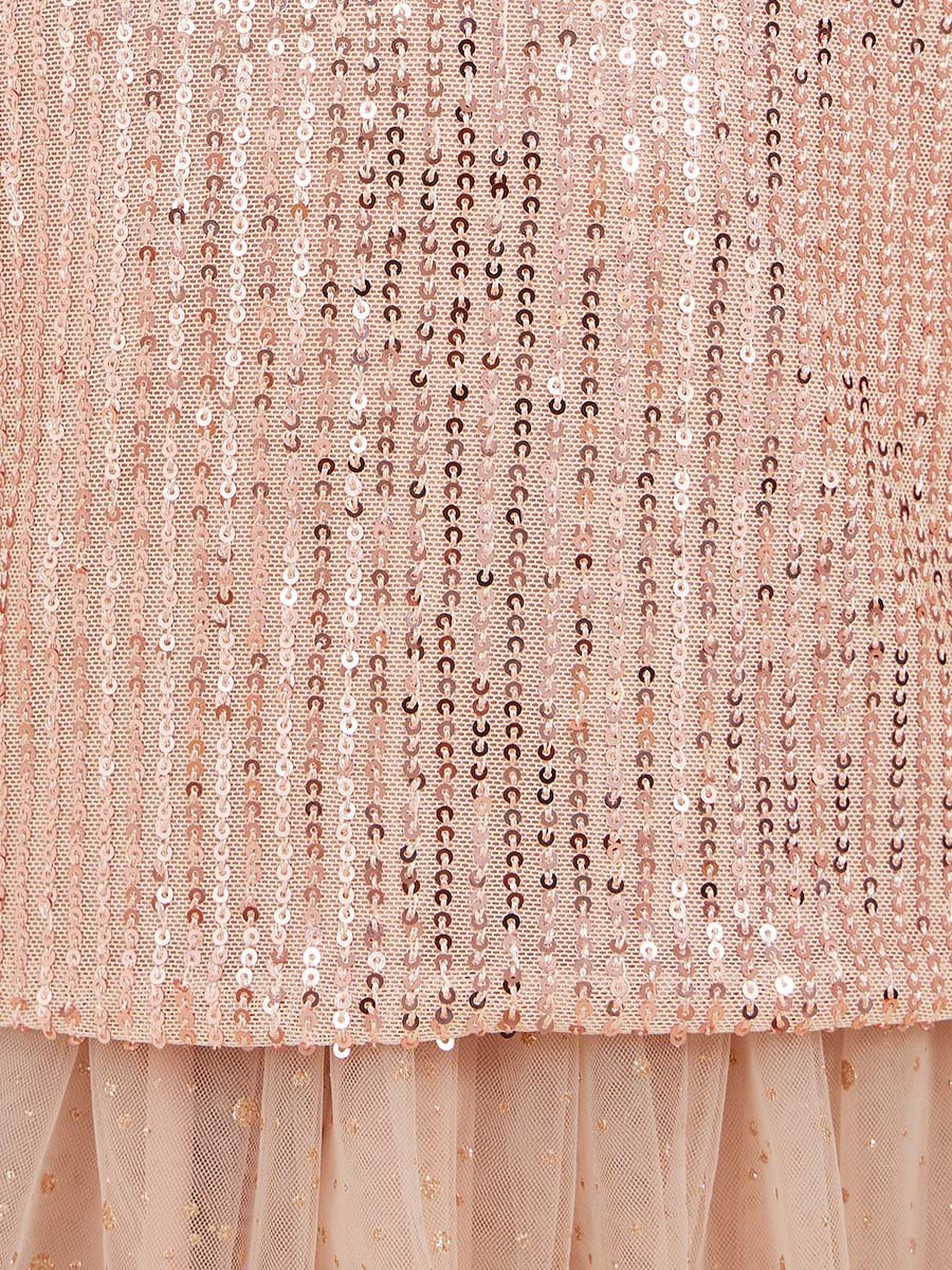 طقم من تنورة بنسيج شبكي وبلوزة منمقة بترتر