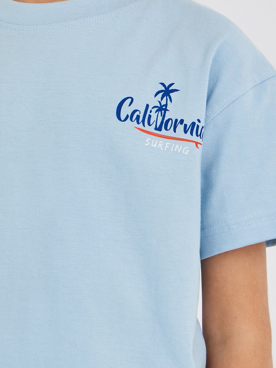 مجموعة من شورت وتيشيرت بطبعة كتابة