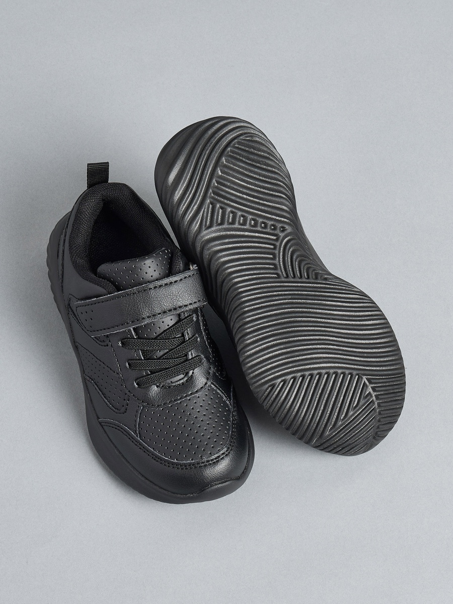 حذاء بألواح وشريط إغلاق لاصق