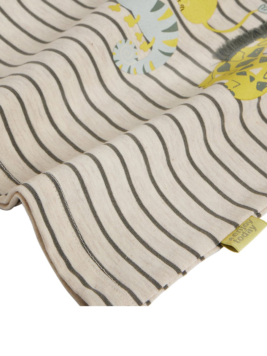 مجموعة من شورت وتيشيرت مخطط