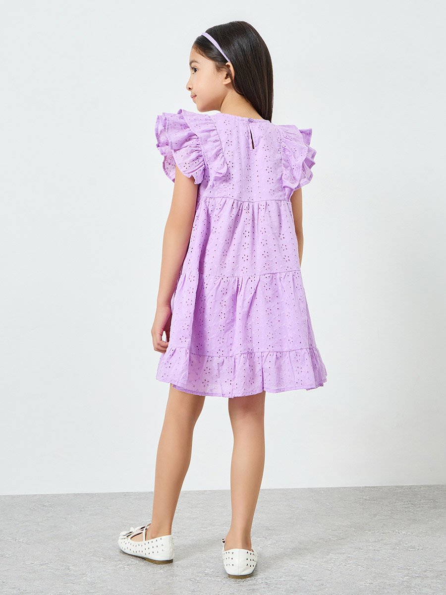 فستان بتطريز شيفلي وتفاصيل كشكش