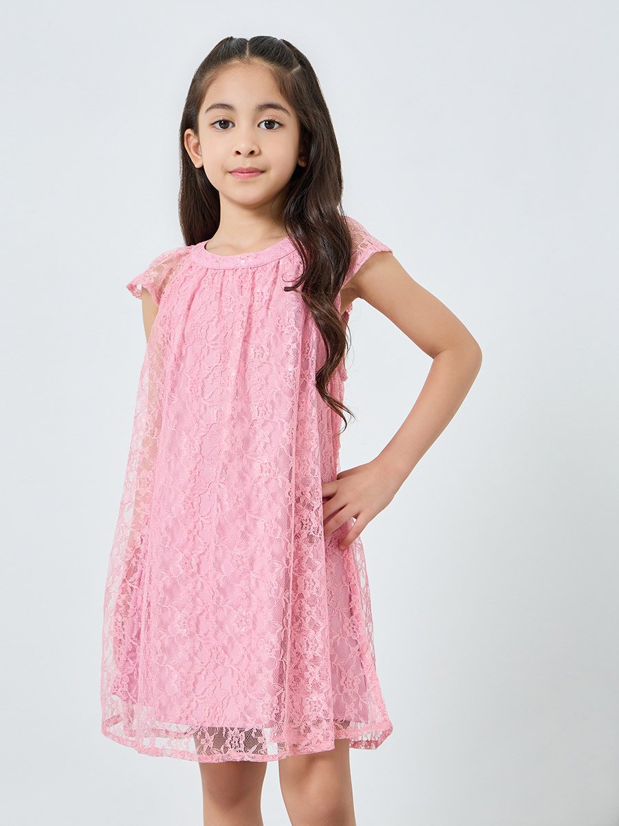 فستان بحافة واسعة ودانتيل