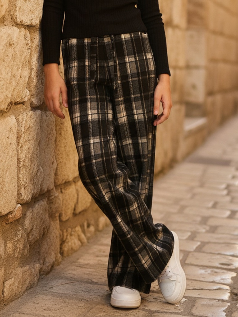 بنطال بأرجل واسعة وكاروهات