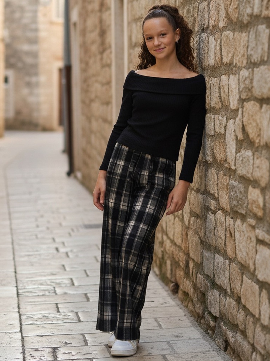 بنطال بأرجل واسعة وكاروهات