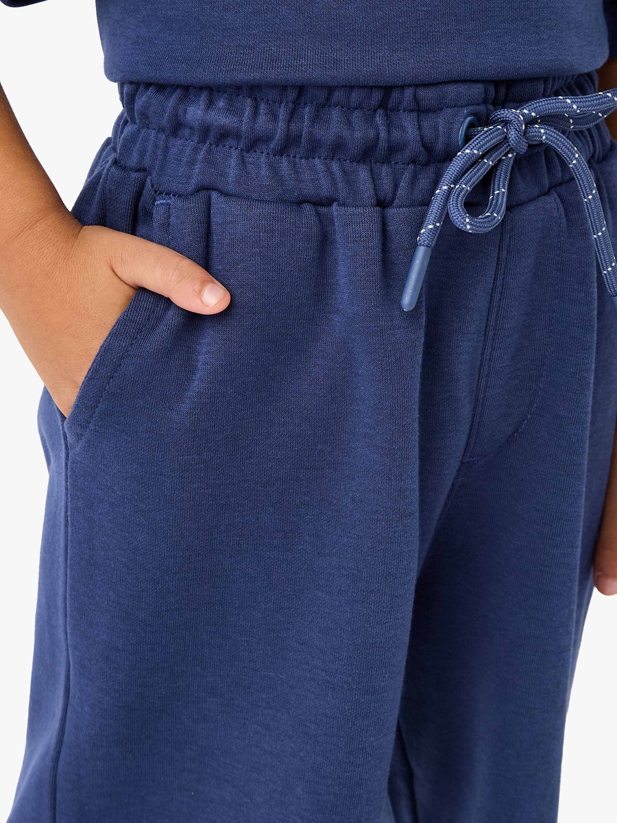 طقم تيشيرت بأكمام قصيرة بياقة ضيقة وشورت بطبعات من إكس واي زد