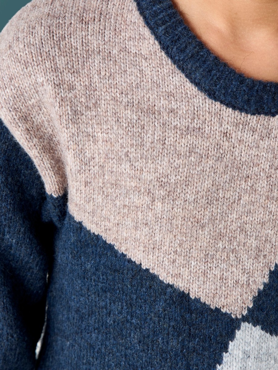 بلوفر بأكمام طويلة وطبعات هندسية من إليجو