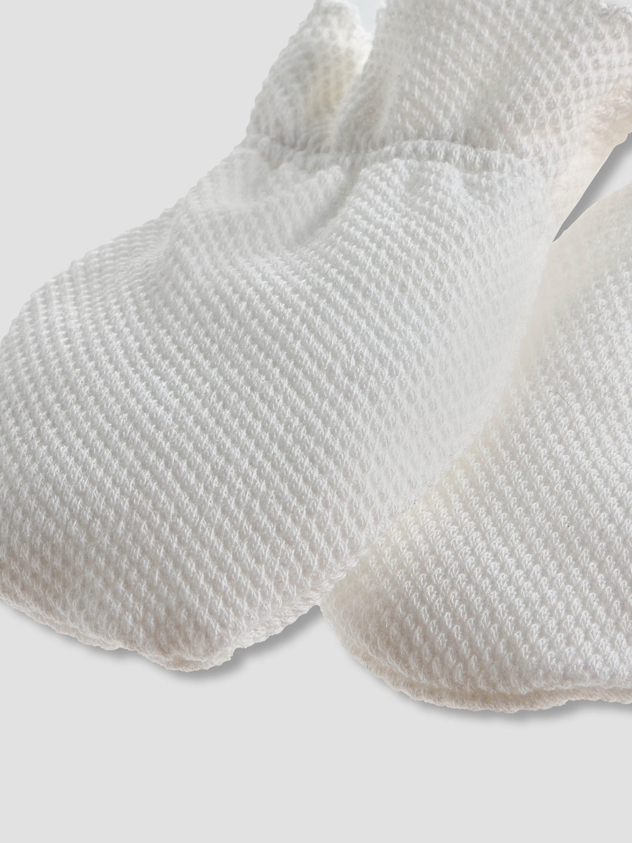 Textured Mittens with Scallop Detail
