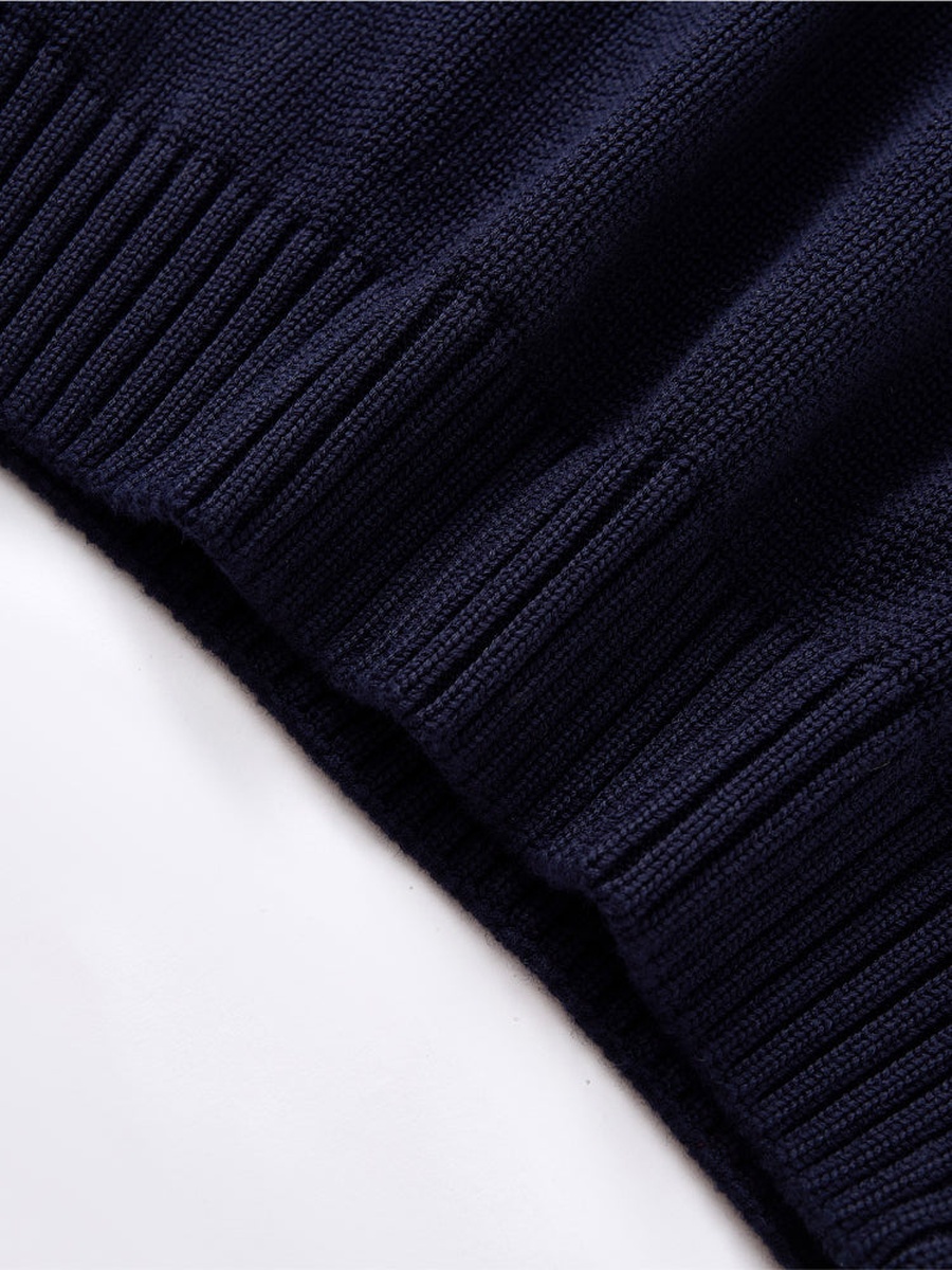 سترة محبوكة بلا أكمام - ياقة على شكل V مع تفاصيل خطوط بلون متباين على الحواف 