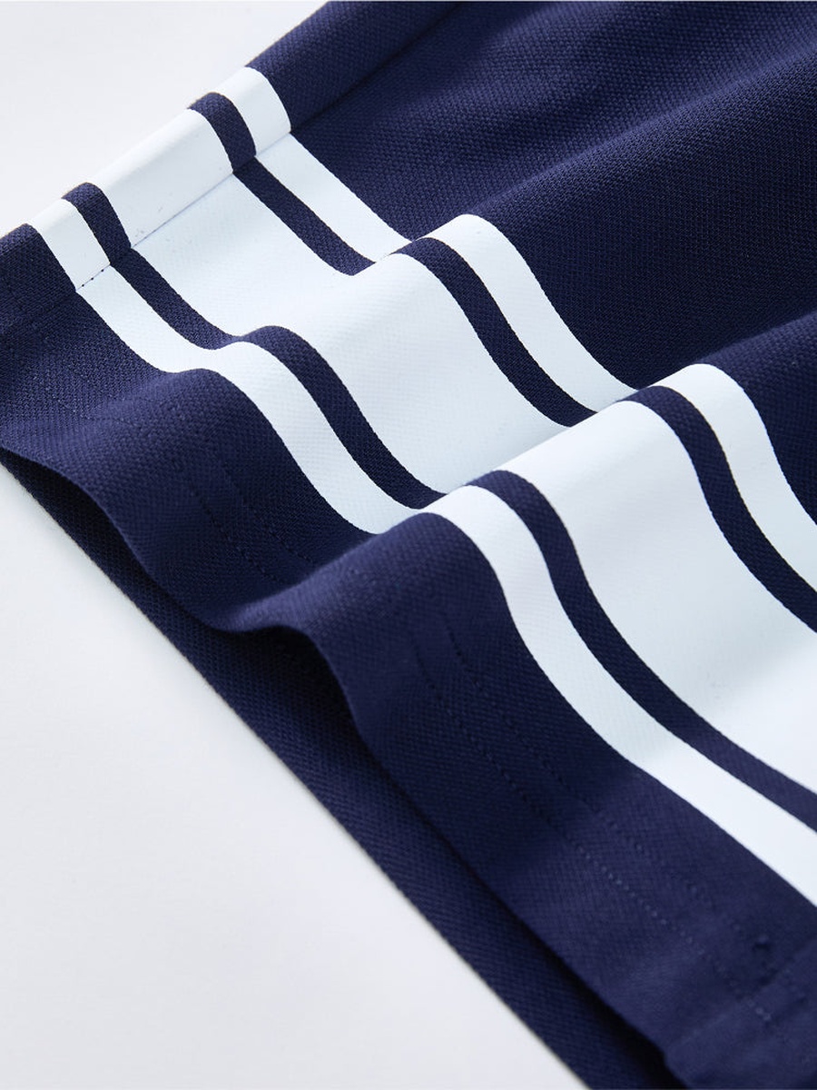 طقم من قطعتين - تيشيرت وشورت بتفاصيل خطوط 