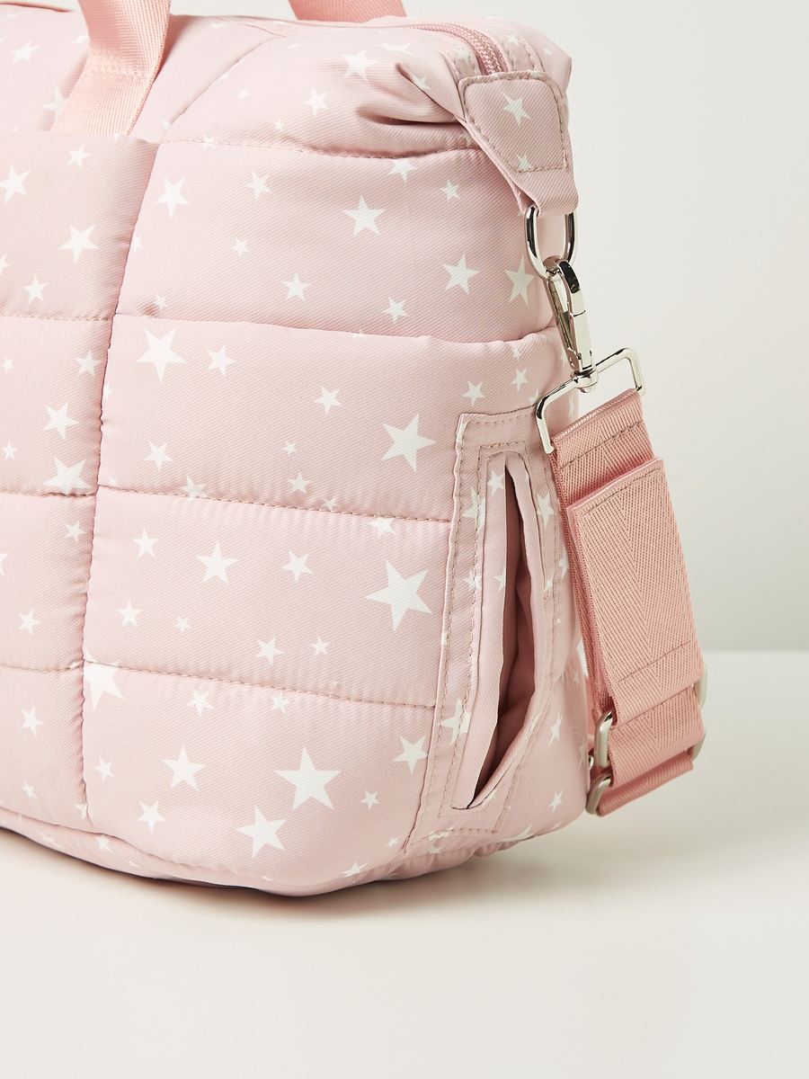 شنطة حفاضات مبطنة بطبعات نجوم مع بساط تغيير الحفاضات