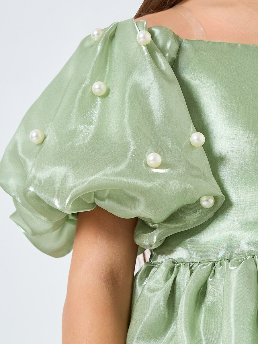 فستان أخضر مزين بلؤلؤ صناعي وأكمام منفوخة