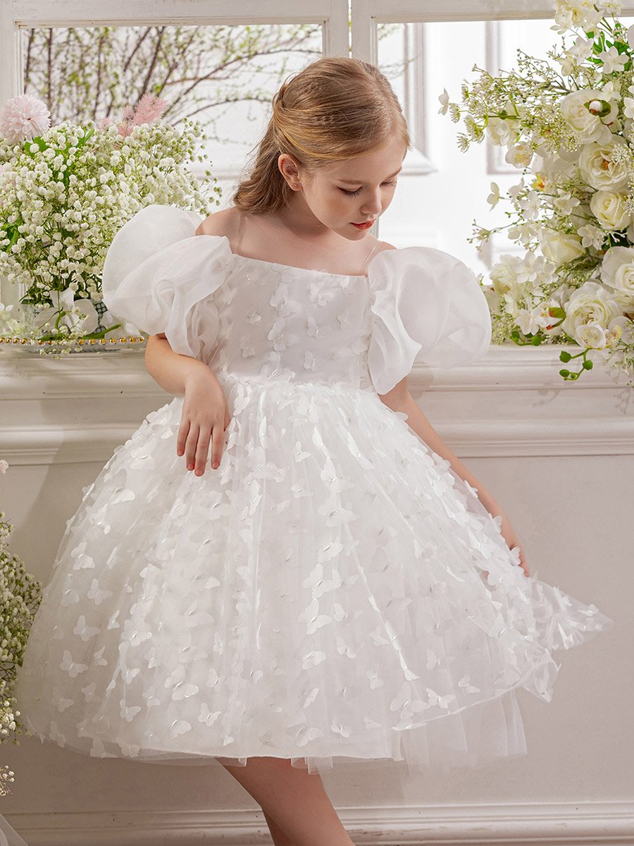 فستان أبيض أورجانزا بأكمام منفوخة وتفاصيل فراشة
