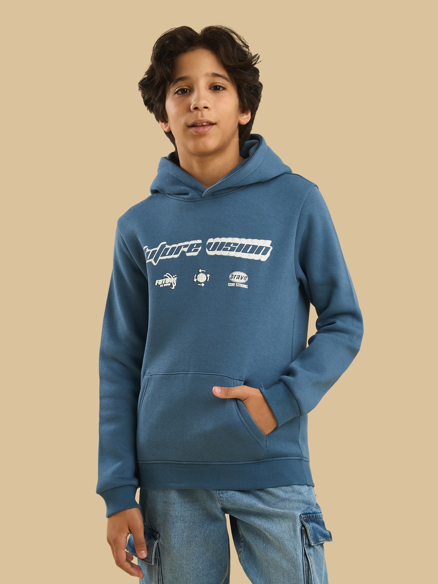 سويت شيرت بقبعة وطبعات