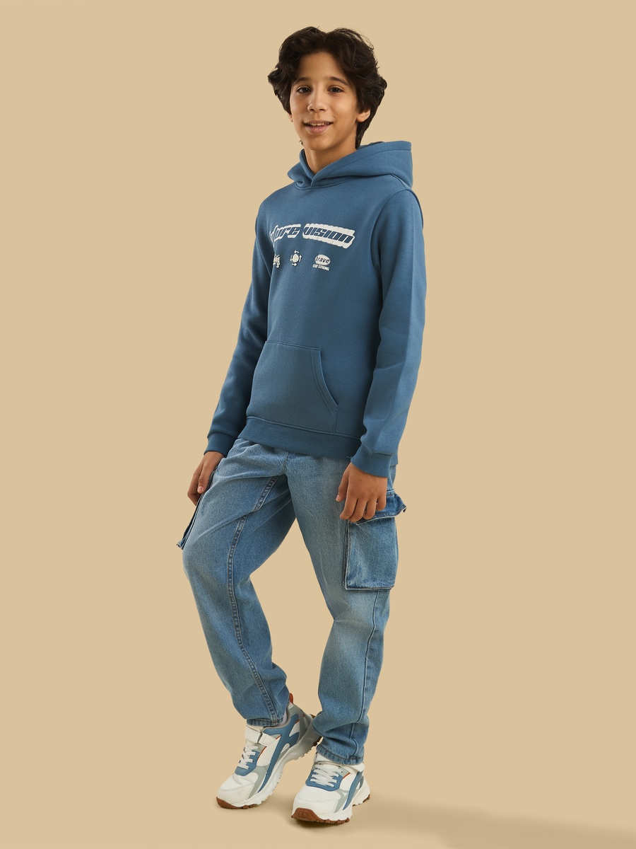 سويت شيرت بقبعة وطبعات