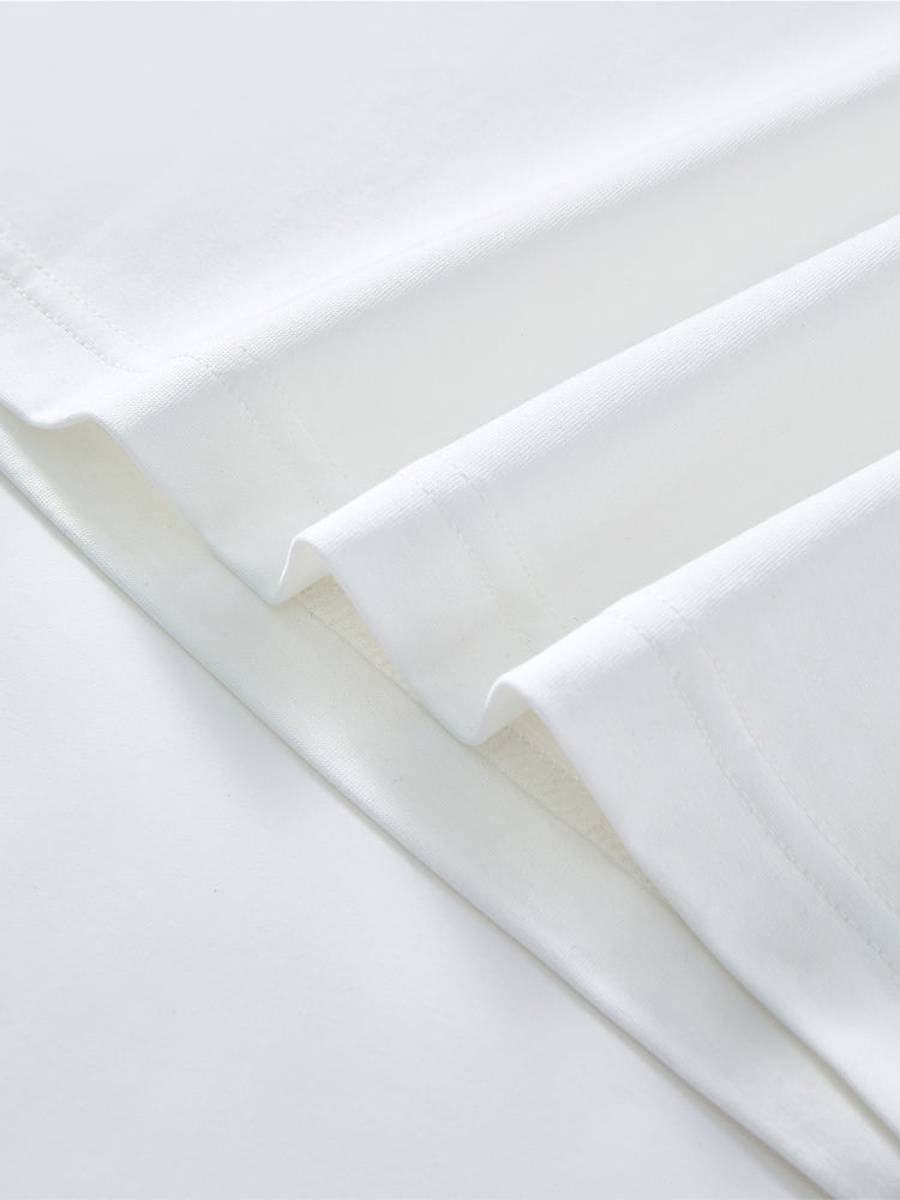 تيشيرت بأكمام قصيرة وياقة V متباينة اللون مع طبعة أمامية للأولاد