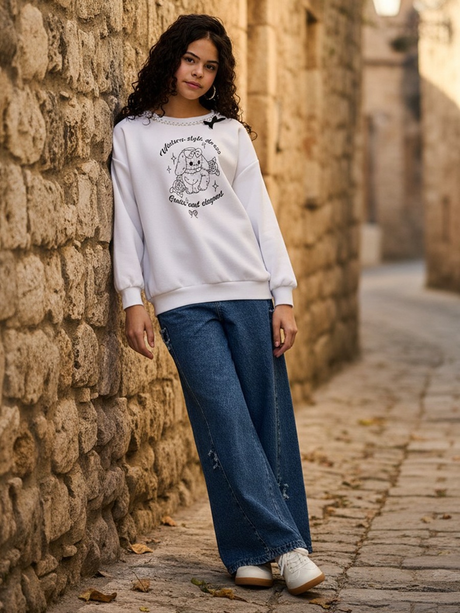 سويت شيرت بطبعات وزينة على الياقة