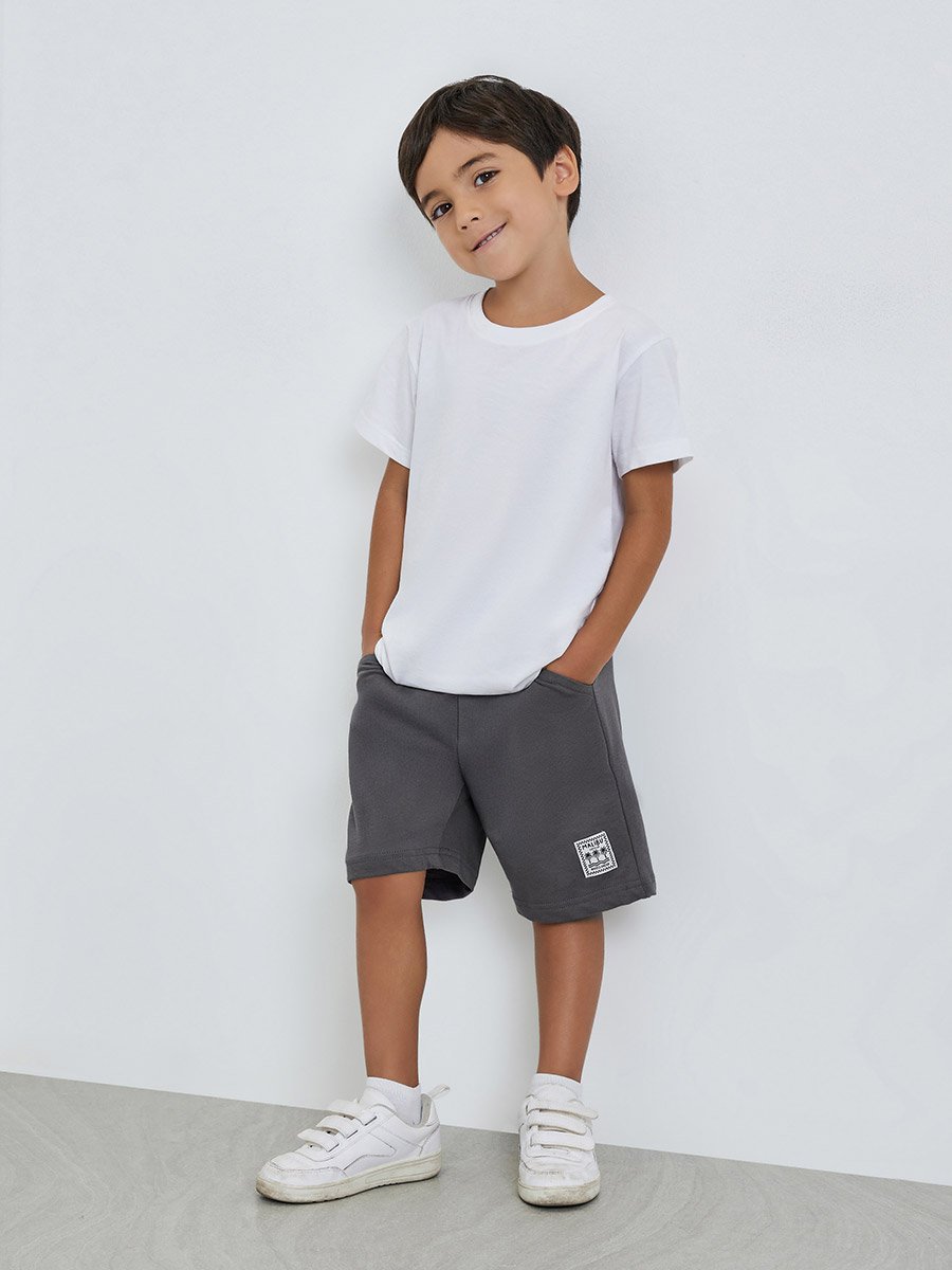 Boys Solid Drawstring Waist Shorts with Badge Detail