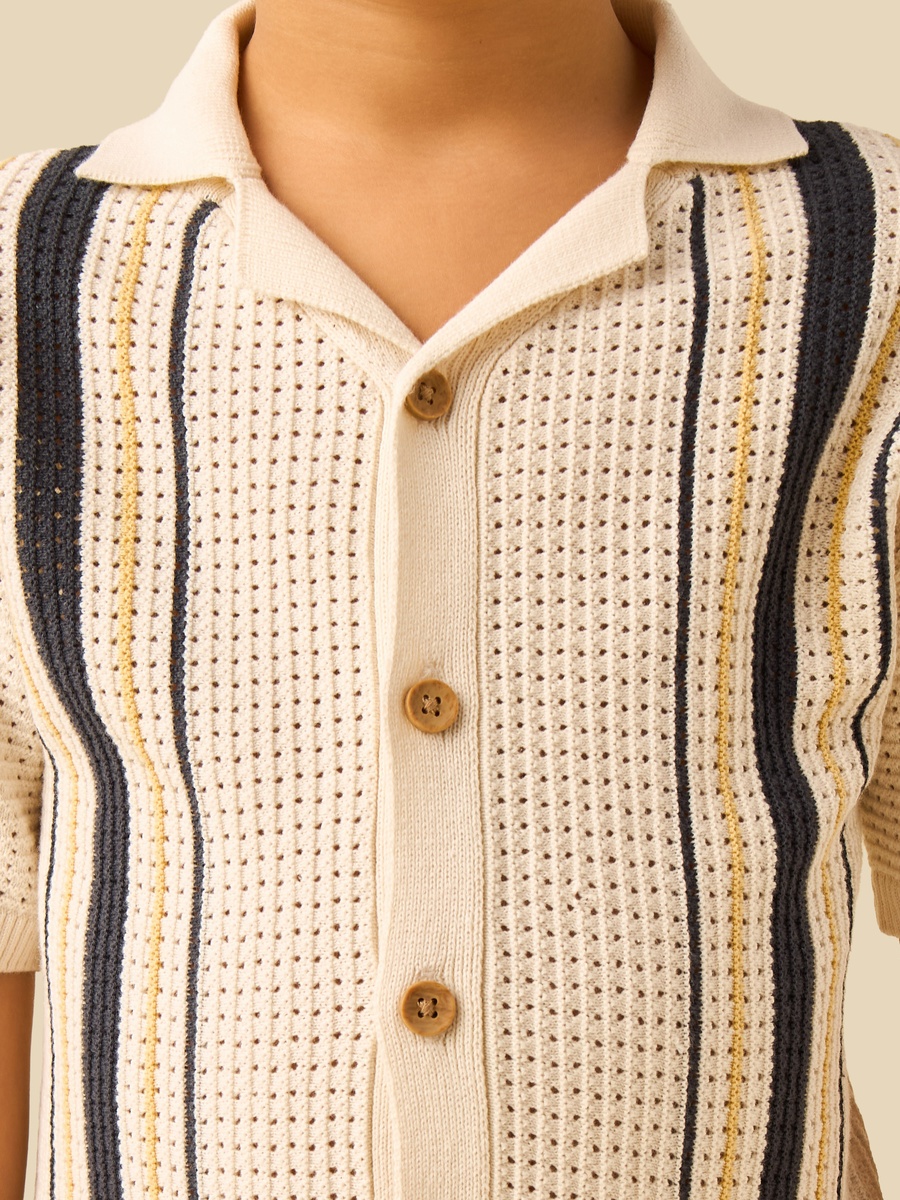 Short Sleeves Shirt with Stripe Texture