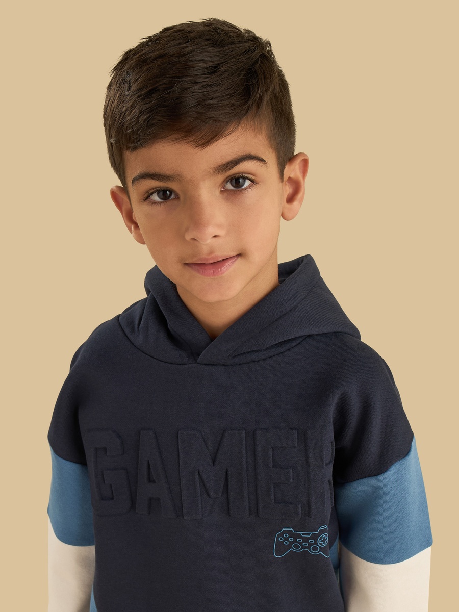 طقم سويت شيرت بقبعة وبنطلون رياضي بتصميم قوالب ملونة