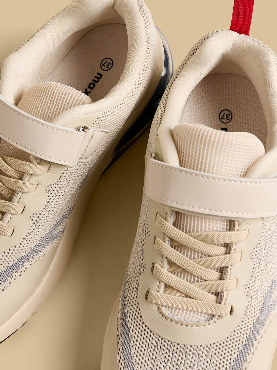 Textured Flyknit Sports Shoes with Hook and Loop Closure
