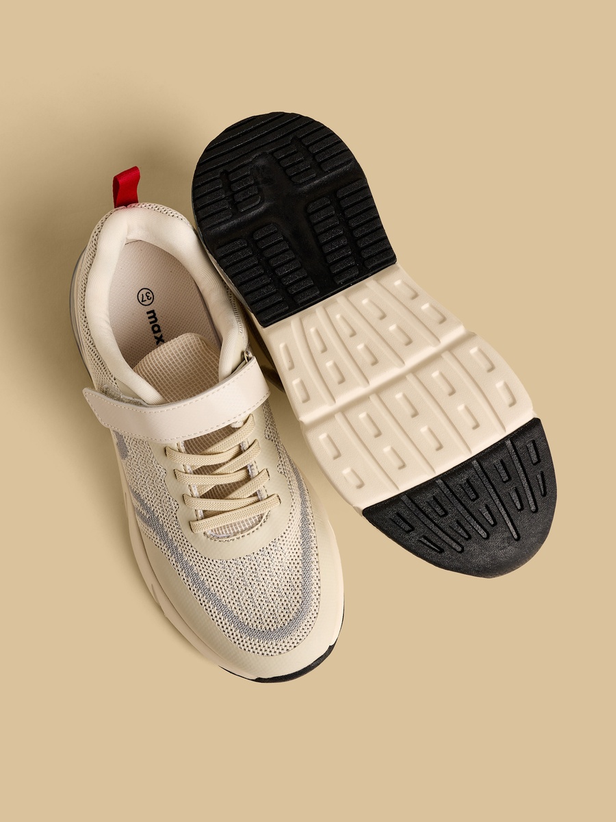 Textured Flyknit Sports Shoes with Hook and Loop Closure