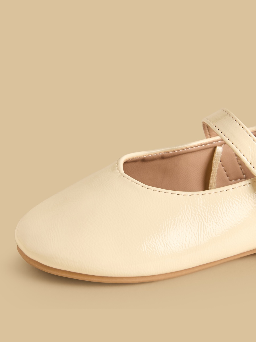 Mary Jane Shoes with Buckle Closure