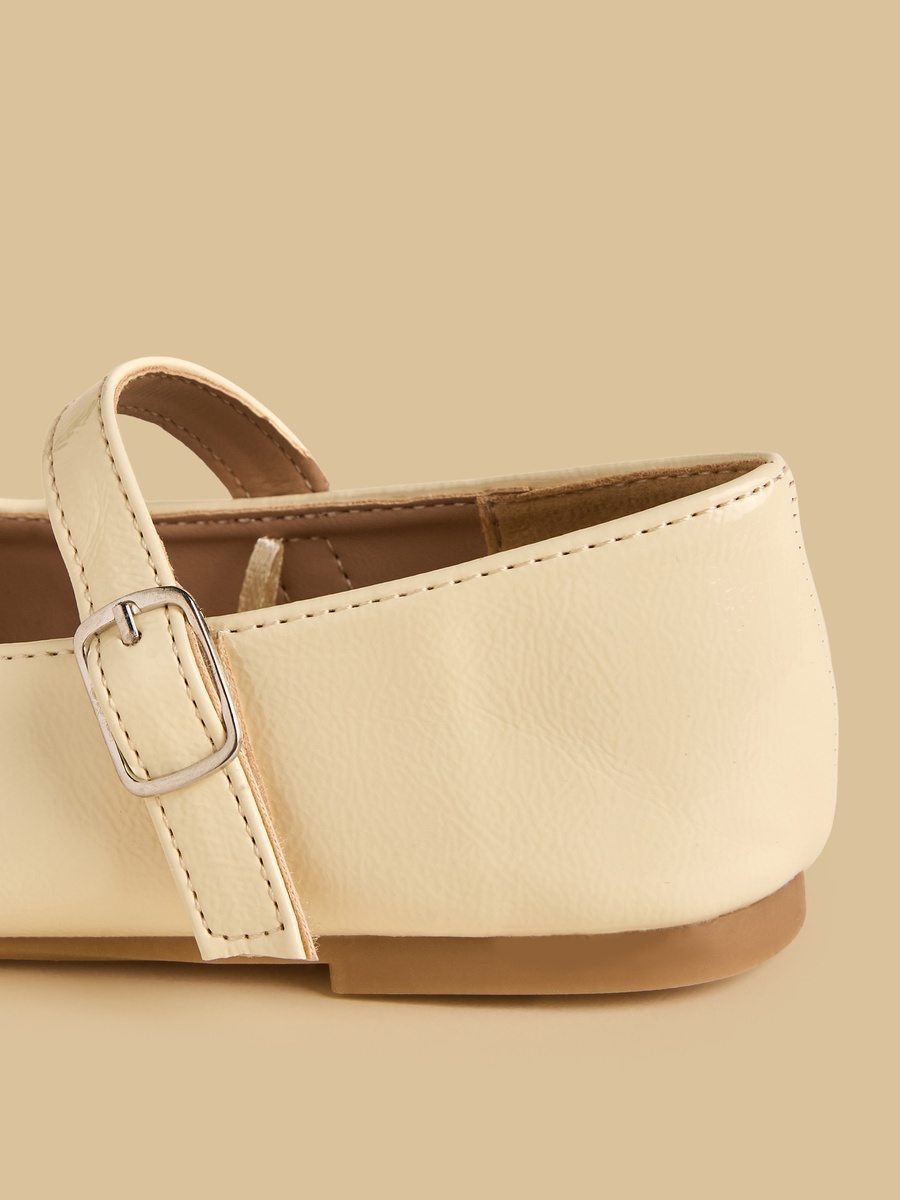 Mary Jane Shoes with Buckle Closure