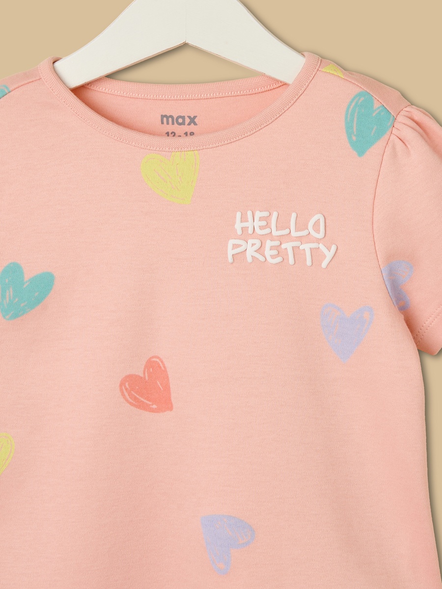 مجموعة من شورت وتيشيرت بطبعة قلب
