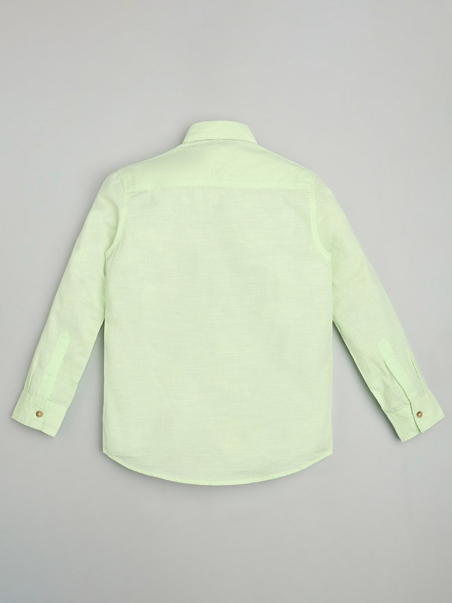 قميص بجيب على الصدر وطبعة كتابة مع أزرار