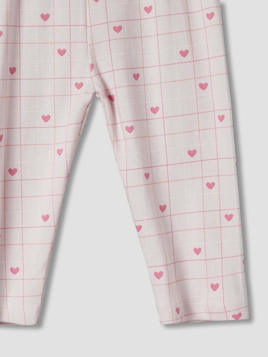 طقم بيجاما قطنية بياقة دائرية بطبعات مرِحة - طقم من قطعتين