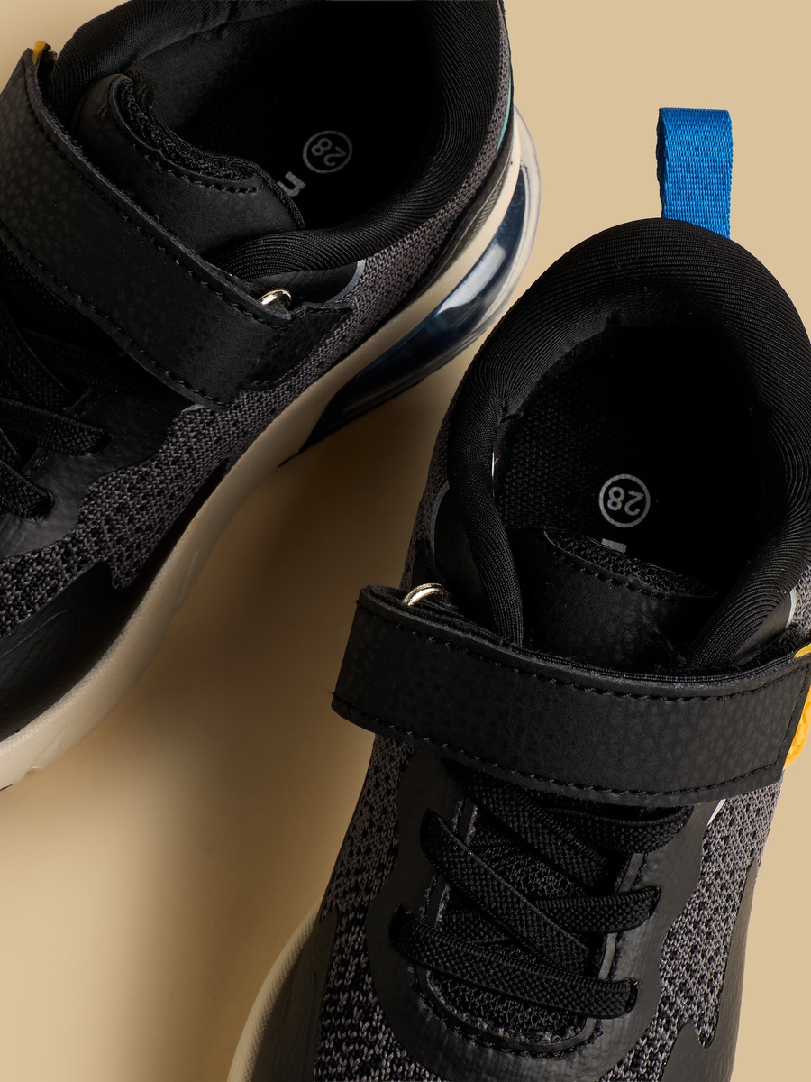Flyknit Textured Sports Shoes with Hook and Loop Closure