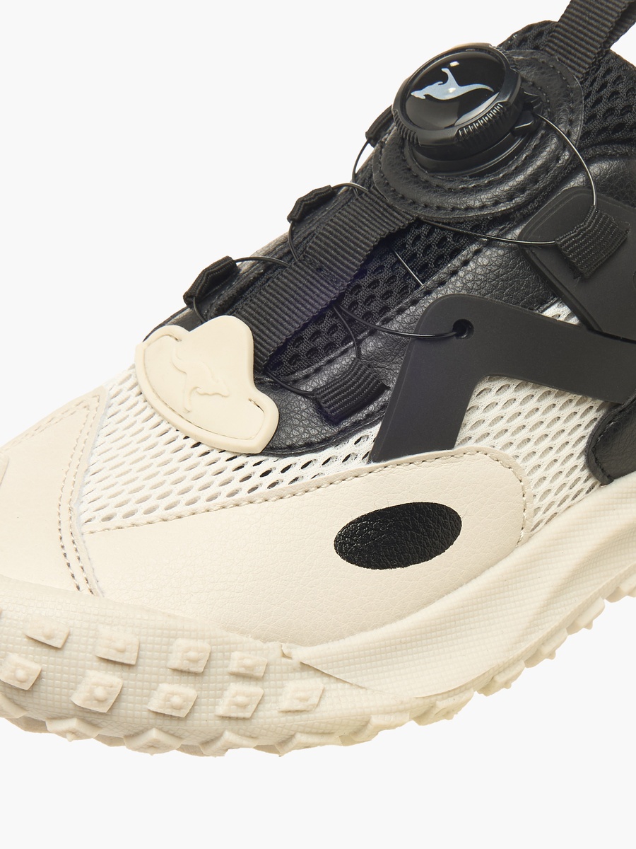Rotating Buckle Sports Shoes