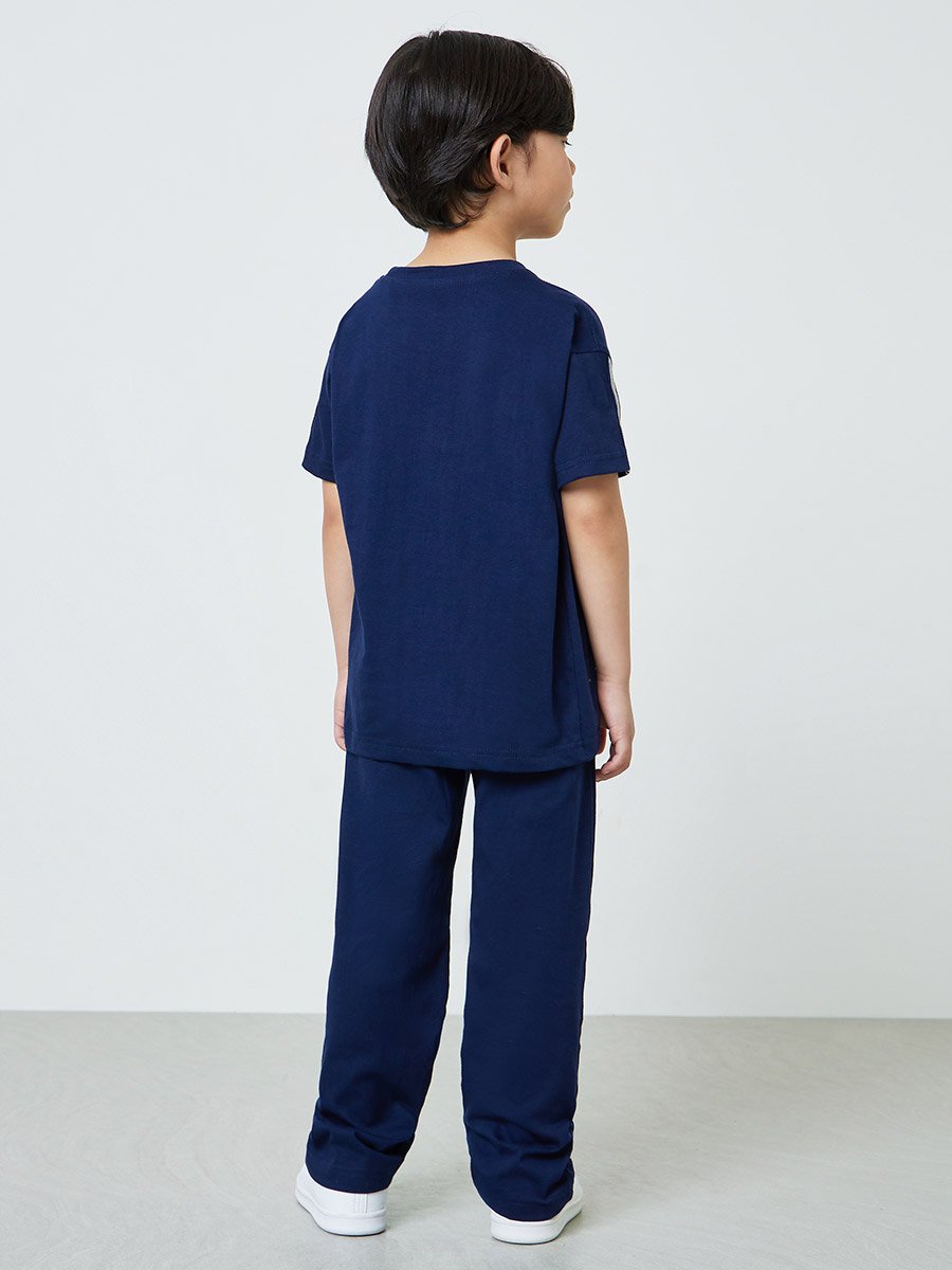 مجموعة من جوغر مخطط وتيشيرت واسع للأولاد