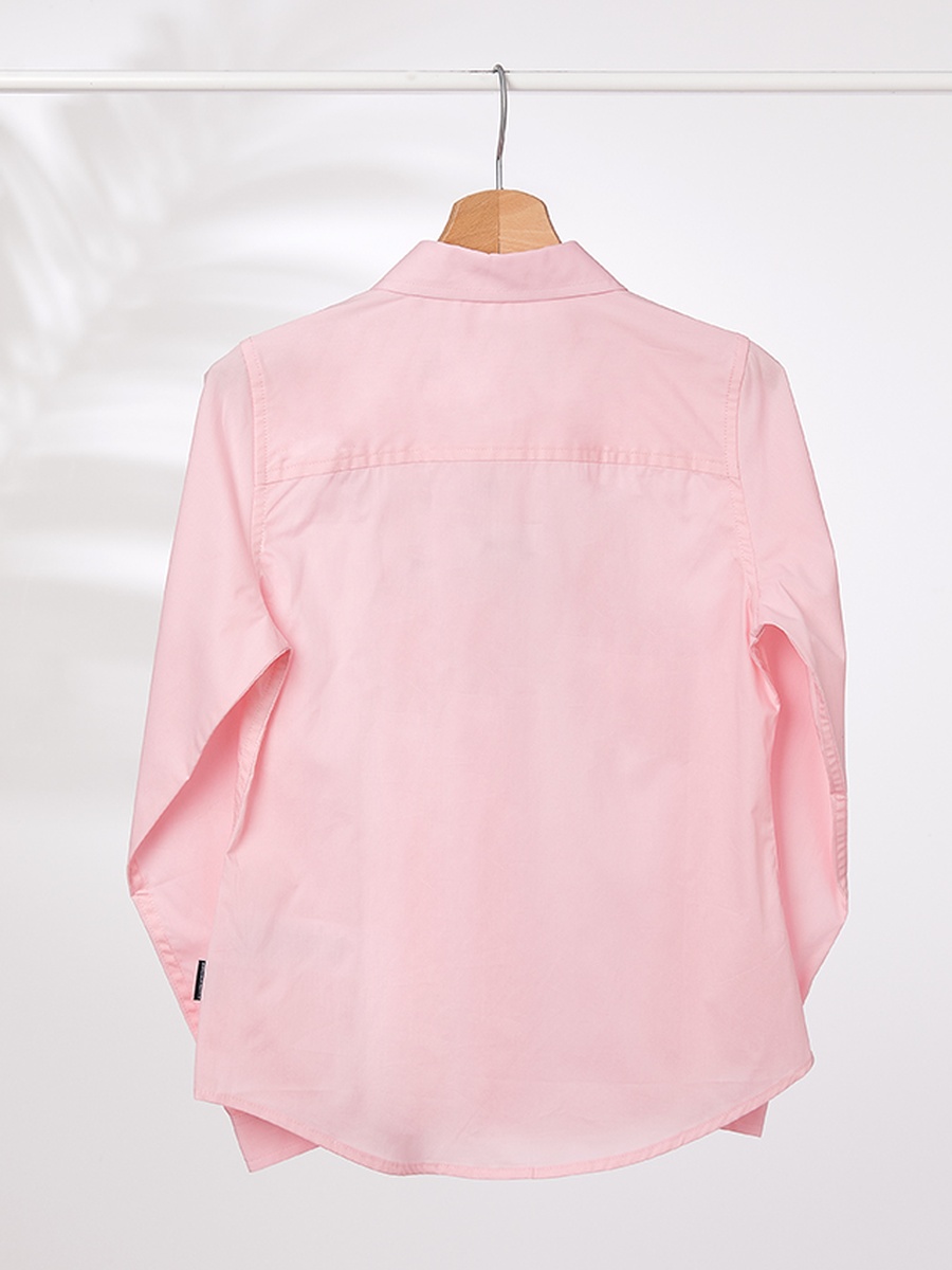 بلوزة بتفاصيل شعار وأكمام طويلة