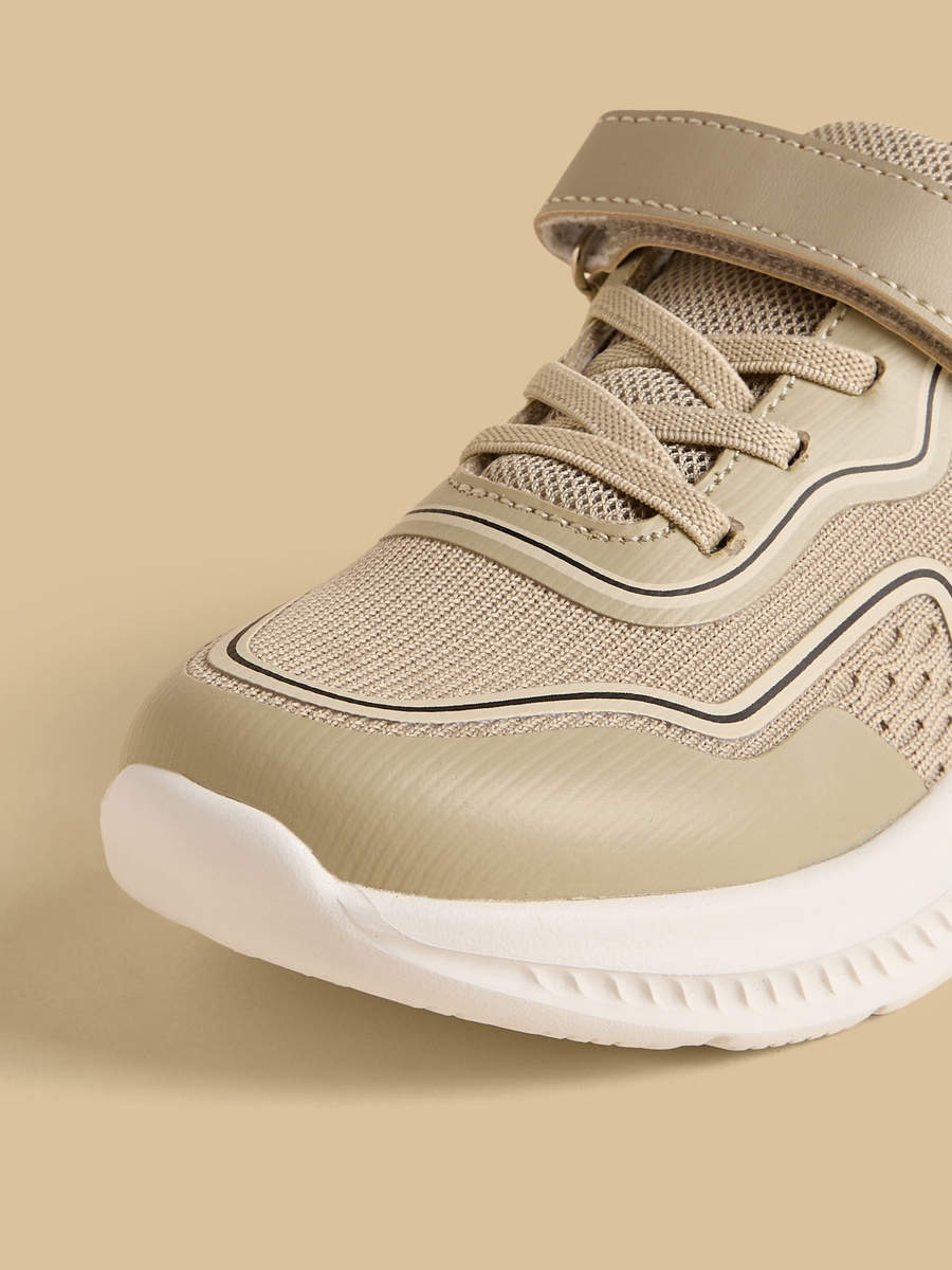 حذاء رياضي شبكي بارز الملمس بشريط إغلاق لاصق