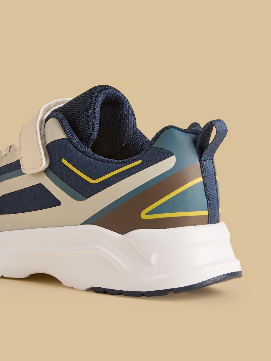 حذاء رياضي  بشريط إغلاق لاصق وطبعات