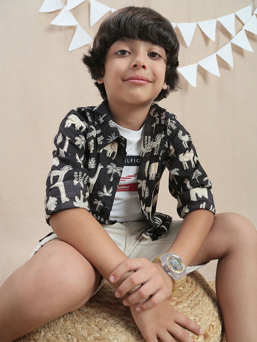 بلوزة بقصة مريحة وطبعة جرافيك كاملة