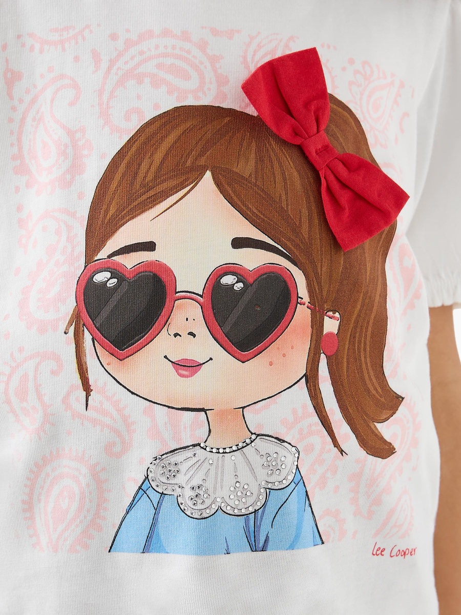 Round Neck Short Sleeves T-Shirt with Embellished Graphic Print