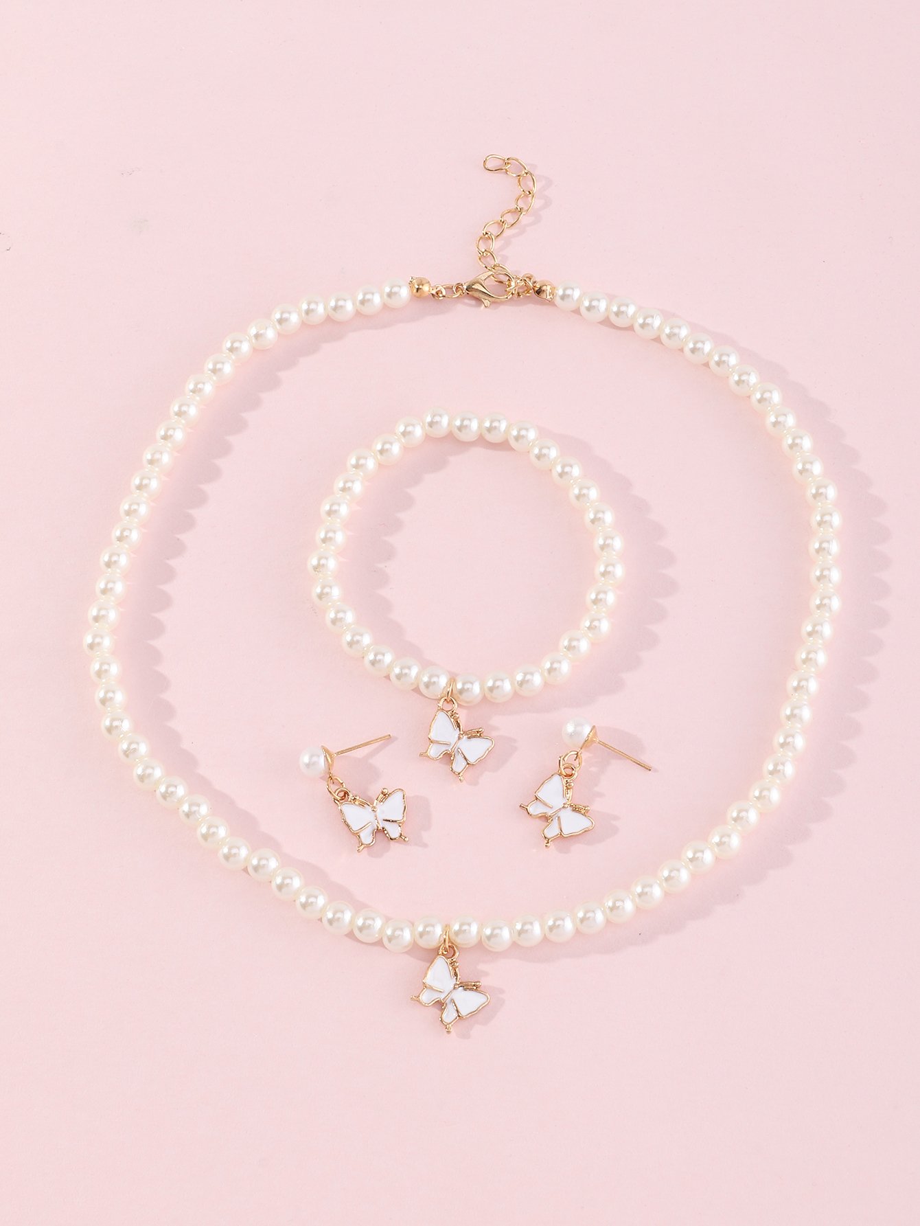 مجموعة من قلادة لؤلؤ ودلاية فراشة وأقراط وأسورة للبنات باللون الأبيض