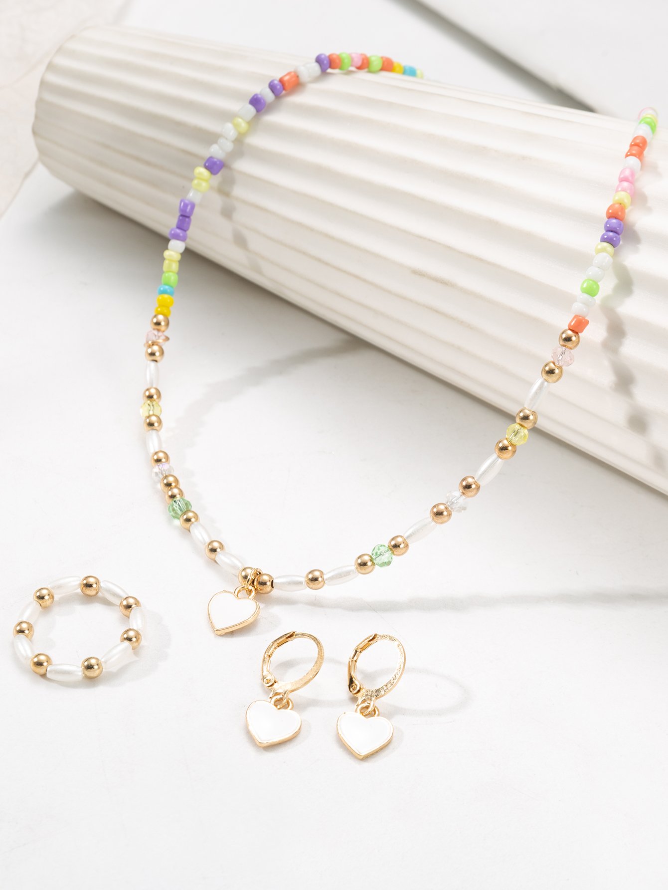 مجموعة من قلادة خرز بدلاية قلب وخاتم وأقراط للبنات بأسلوب متعدد الألوان