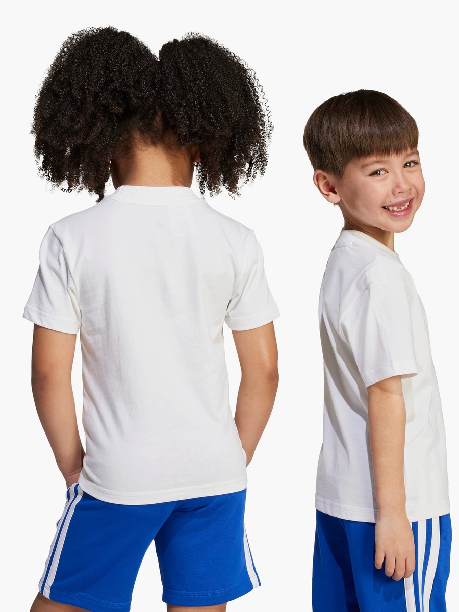 تيشيرت بياقة ضيقة وأكمام قصيرة وطبعات شعار