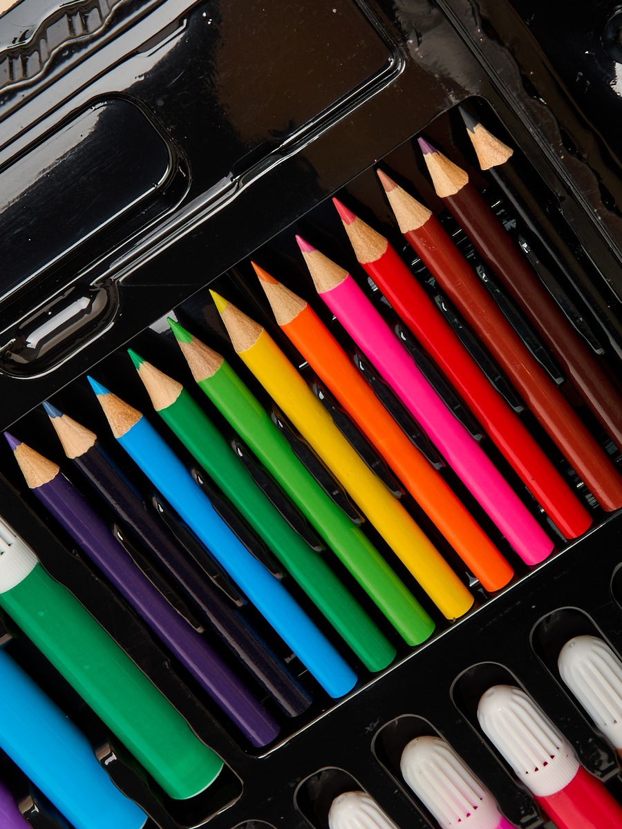 Game Print 80-Piece Colouring Set