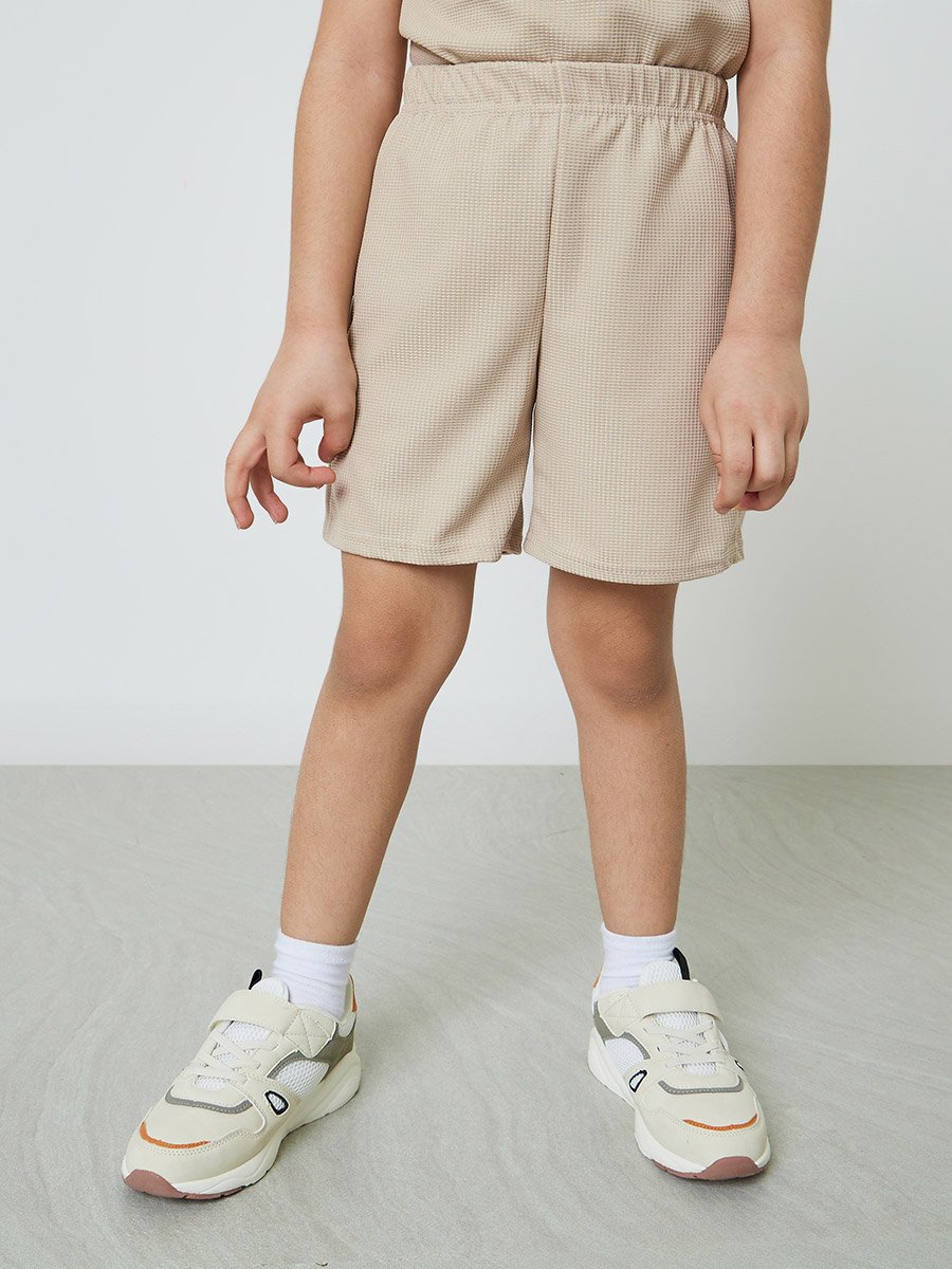 Boys Color Block Pocket Details T-Shirt And Solid Shorts Set