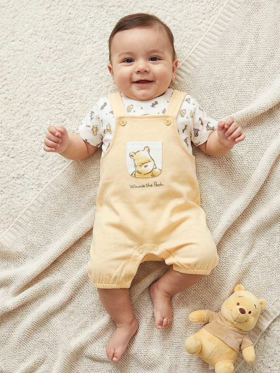 طقم تيشيرت بياقة مستديرة وأكمام قصيرة مع دنغري بطبعات ويني ذا بوه من ديزني