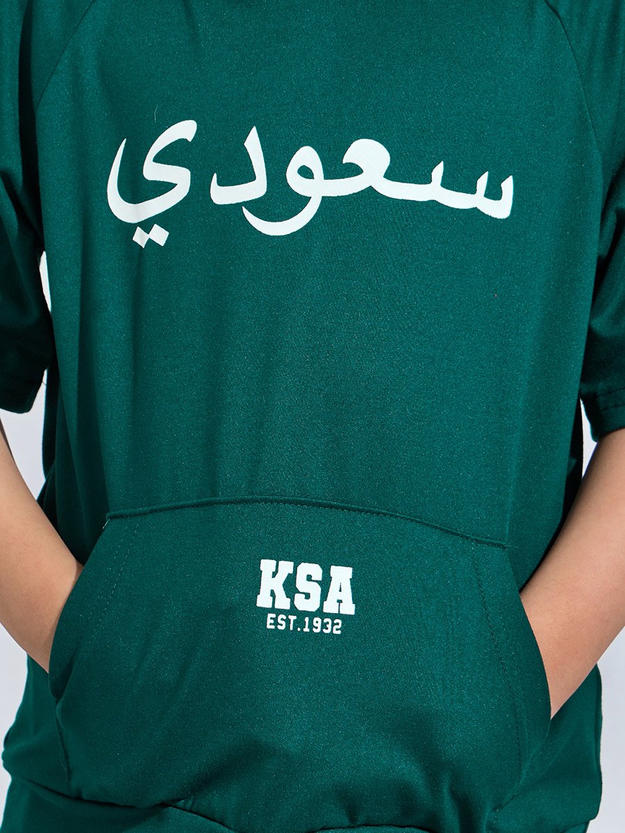 مجموعة من شورت وسويت شيرت بقبعة لليوم الوطني للأولاد باللون الأخضر الداكن