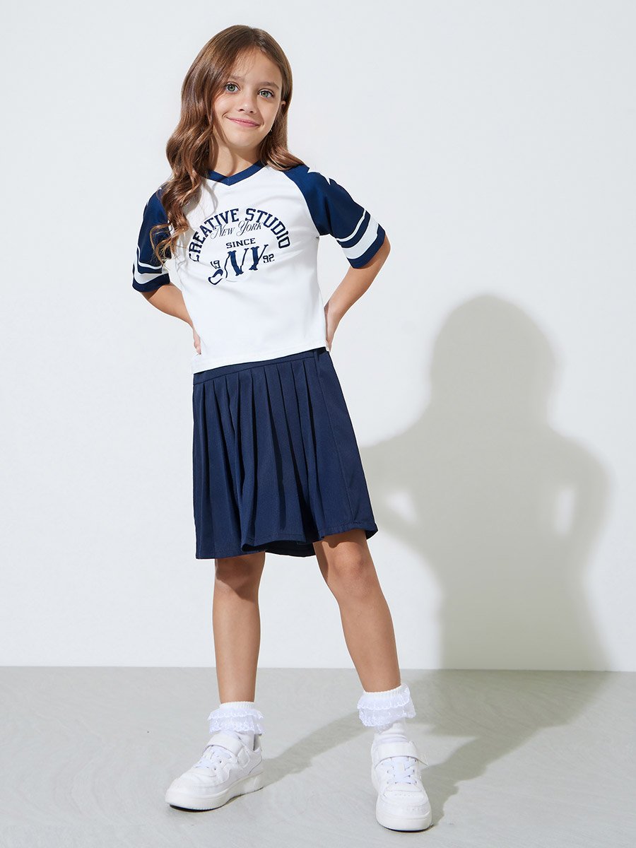مجموعة من تنورة سادة بكسرات وتيشيرت واسع بطبعة جرافيك للبنات