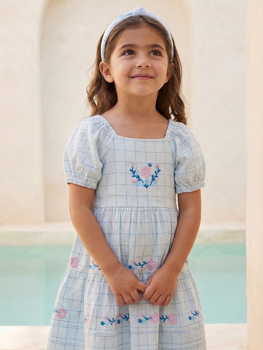 فستان بحافة واسعة طول الركبة بياقة مربعة وأكمام قصيرة ونمط كاروهات من إليجو