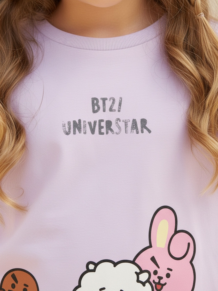 تيشيرت بأكمام قصيرة وياقة مستديرة بطبعة بي تي 21