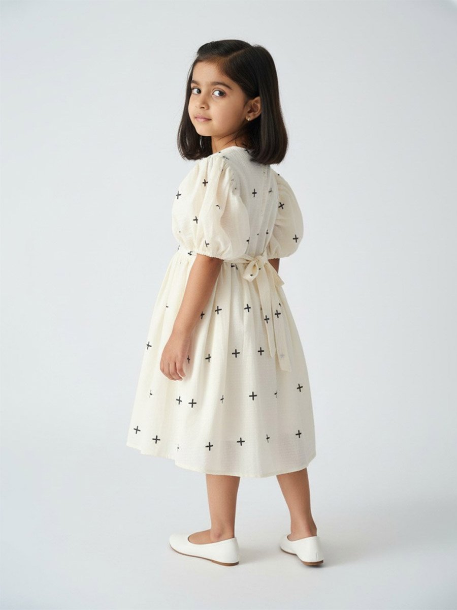 فستان ميدي مطرز بحافة واسعة وأكمام منفوخة باللون الكريمه للبنات