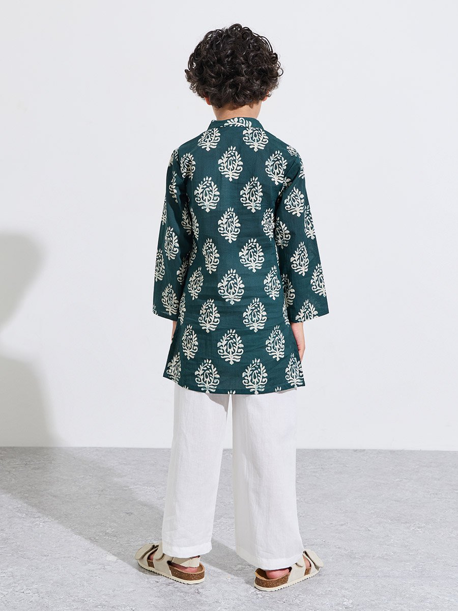 مجموعة من بنطال سادة وكورتا مطبوع للأولاد